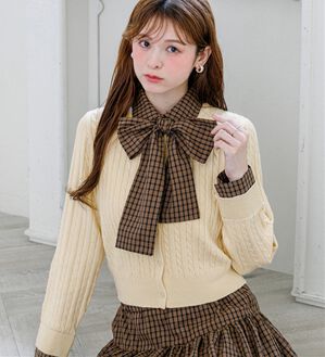 alotta（アロッタ）の「【Corie】チェック柄ボウタイシャツ２ＷＡＹカーデ（ニットカーディガン）」｜アイボリー系