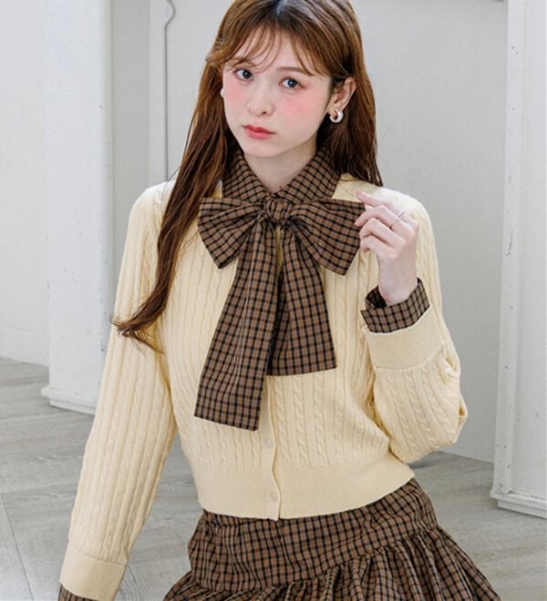 alotta（アロッタ）の「【Corie】チェック柄ボウタイシャツ２ＷＡＹカーデ（ニットカーディガン）」｜アイボリー系