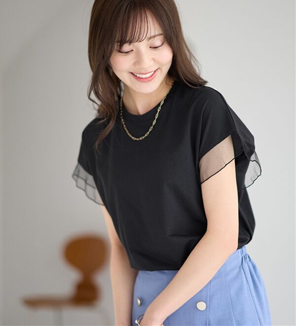 alotta（アロッタ）の「１枚でこなれ感！袖チュールデザイン綿混Ｔシャツ（Tシャツ）」｜ブラック
