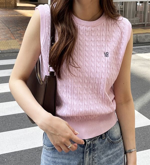 GeeRA（ジーラ）の「ケーブル編み刺しゅうノースリニット（ベスト）」｜詳細画像