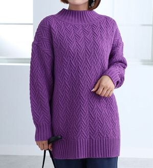 BELLUNA（ベルーナ）の「ヘリンボン柄ハイネックニットプルオーバー（ニット・セーター）」｜パープル