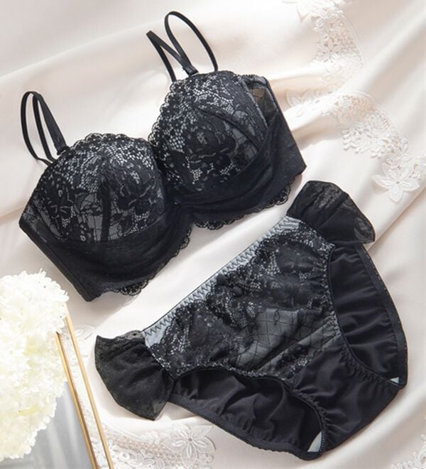 「＜ストラップレス＞まる胸メイクのちゅるんブラ＆ショーツセット（ブラジャー＆ショーツセット）」｜ブラック