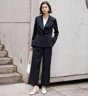 GeeRA（ジーラ）の「【２点セット】パールボタンペプラムプリーツブラウスセットアップ（その他スーツ）」｜ネイビー