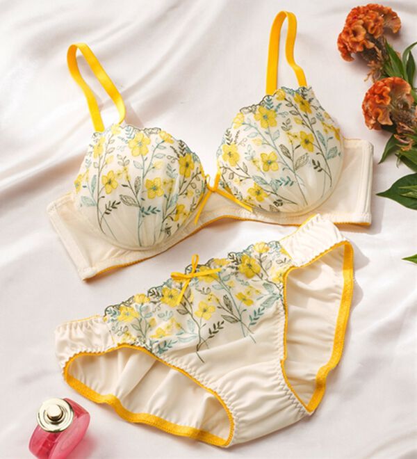 YU'NOW（ユナウ）の「ぷるるん谷間のノンワイヤーブラ＆ショーツ（ブラジャー＆ショーツセット）」｜イエロー系草花レース