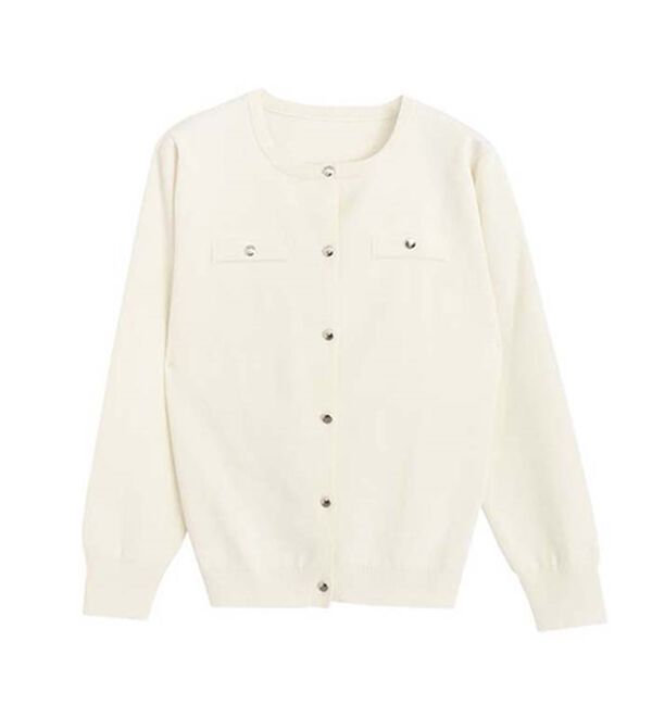 Pierrot（ピエロ）の「上品見えスポンジニットゴールドボタンカーディガン（ニットカーディガン）」｜詳細画像