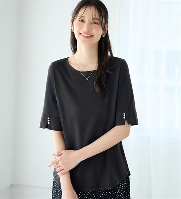 alotta（アロッタ）の「【選べる袖丈】柔らか綿混素材パール調ボタンＴシャツ（カットソー）」｜ブラック　半袖