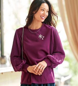 BELLUNA（ベルーナ）の「ビジュー使い袖プリーツプルオーバー（ブラウス）」｜ラズベリー