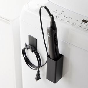 iellio（イエリオ）の「タワー　マグネットヘアーアイロン＆コードホルダー＜ｔｏｗｅｒ山崎実業＞（洗面用品）」｜ブラック