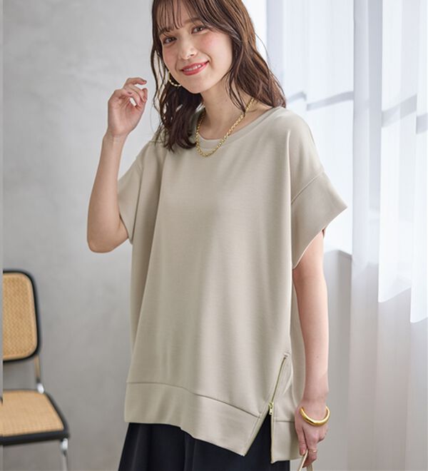 Viola e Viola（ヴィオラ エ ヴィオラ）の「ひんやりなめらかダンボール裾ジップチュニック（チュニック）」｜グレージュ