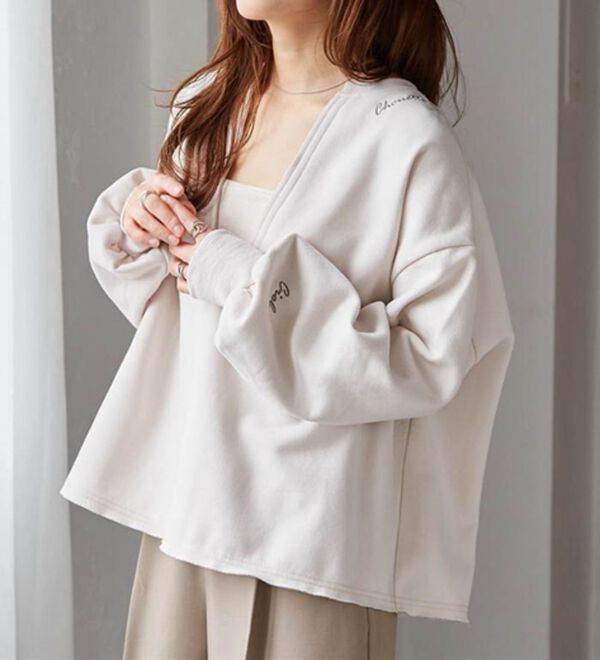 RANAN（ラナン）の「裏起毛Ｖネックロゴ刺しゅうスウェット（トレーナー・スウェット）」｜詳細画像