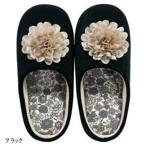 「コサージュ付ルームスリッパ　シャーロット＜ルームシューズ・室内履き＞（スリッパ・ルームシューズ）」｜ブラック