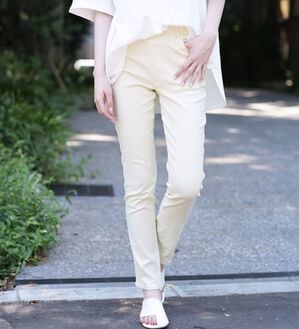 A HAPPY MARILYN（アハッピーマリリン）の「【Ｍ～８Ｌ】【選べる丈】のび～る ストレッチ ツイル 魔法の 美脚レギンスパンツ（スリム・スキニーパンツ）」｜アイボリー