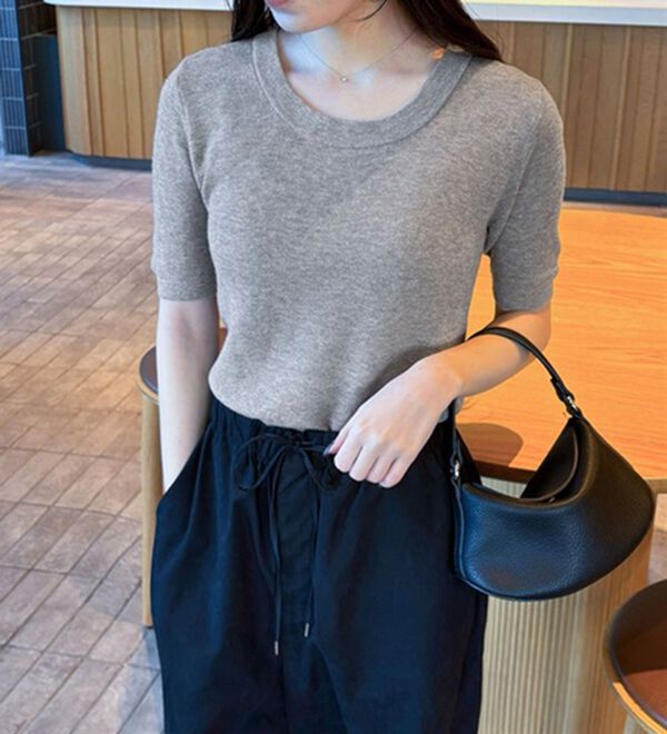 CHAN ME（チャンミ）の「ラウンドネック半袖リブニット（ニット・セーター）」｜グレージュ