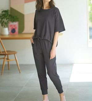 YU'NOW（ユナウ）の「コットン１００％ウエストドローストリングプルオーバー上下セット（パジャマ・ルームウェア）」｜チャコールグレー
