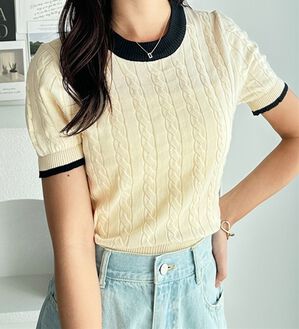 GeeRA（ジーラ）の「ケーブル編みニットトップス（ニット・セーター）」｜オフホワイト／ブラック