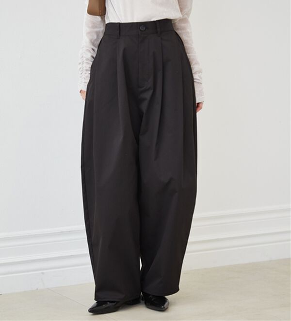 RANAN（ラナン）の「カーブシルエットサイドタックパンツ（フルレングスパンツ）」｜ブラック