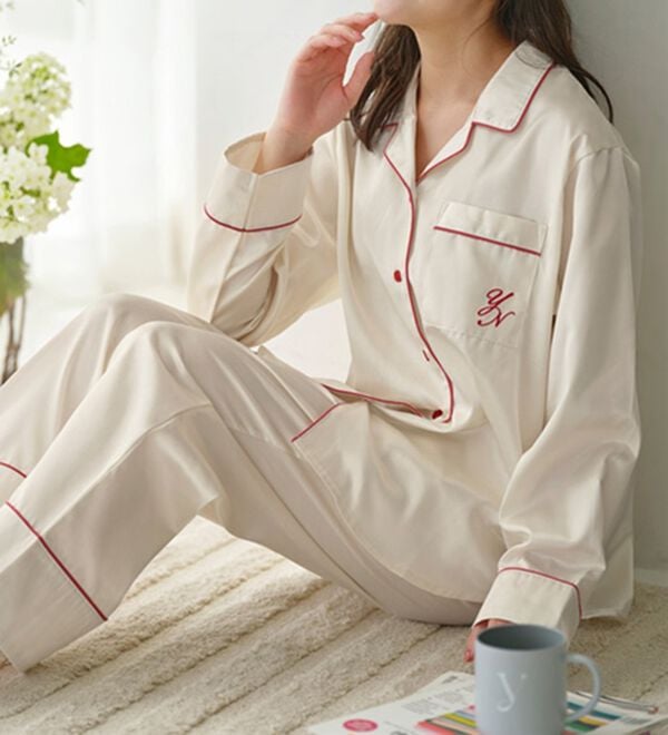 YU'NOW（ユナウ）の「【上下２点セット】裏起毛サテンパジャマ（パジャマ・ルームウェア）」｜詳細画像