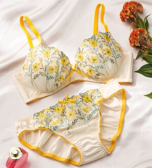 YU'NOW（ユナウ）の「ぷるるん谷間のノンワイヤーブラ＆ショーツ（ブラジャー＆ショーツセット）」｜イエロー系草花レース