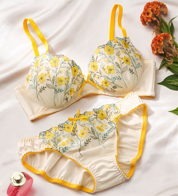 YU'NOW（ユナウ）の「ぷるるん谷間のノンワイヤーブラ＆ショーツ（ブラジャー＆ショーツセット）」｜イエロー系草花レース