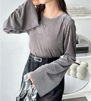 GeeRA（ジーラ）の「ストライプベロアフレアースリーブカットソー（カットソー）」｜グレー