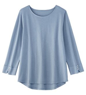 alotta（アロッタ）の「【選べる袖丈】柔らか綿混素材パール調ボタンＴシャツ（カットソー）」｜ダスティブルー　8分袖