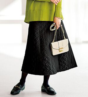 BELLUNA（ベルーナ）の「＜着るホカロン＞中わたキルトフレアースカート（ロングスカート）」｜黒