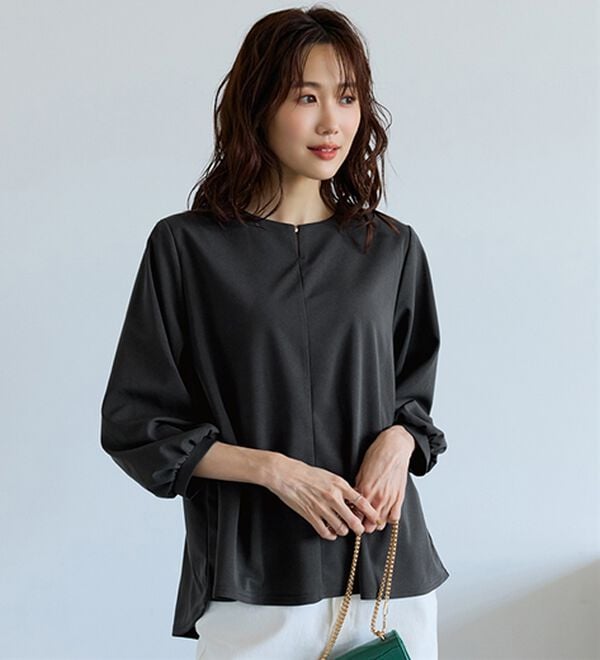 BELLUNA（ベルーナ）の「きれい見えジョーゼット素材ホック使いＴブラウス（ブラウス）」｜チャコール