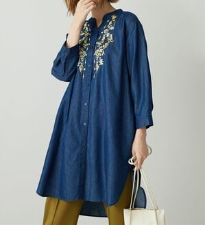 BELLUNA（ベルーナ）の「デニム素材華やか刺しゅうワンピース（その他ワンピース）」｜ネイビー