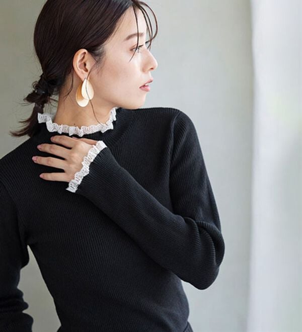 Pierrot（ピエロ）の「レース付ハイネックリブニット（ニット・セーター）」｜ブラック／ホワイト