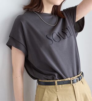 Viola e Viola（ヴィオラ エ ヴィオラ）の「脱普通！すっきり見え大人の上品Ｔシャツ（Tシャツ）」｜チャコールロゴ