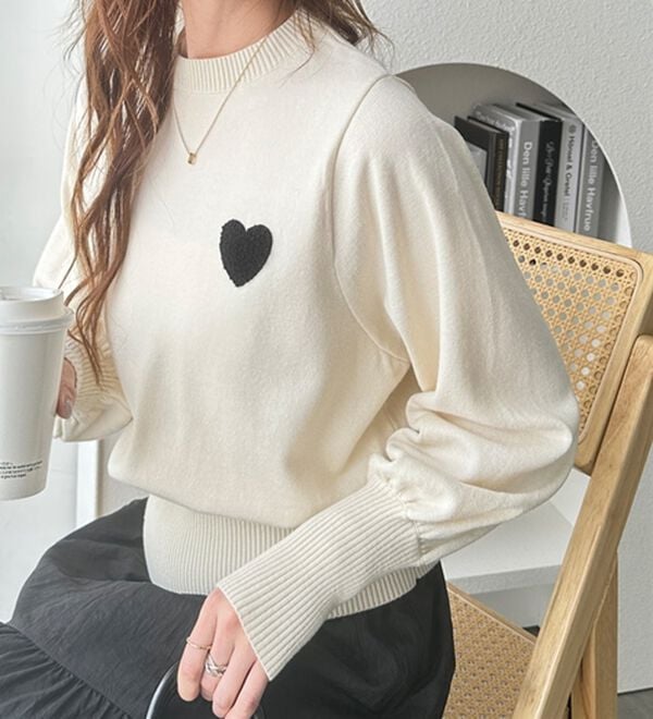 GeeRA（ジーラ）の「ハート刺繍ボリューム袖ニット（ニット・セーター）」｜アイボリー
