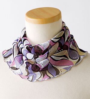 BELLUNA（ベルーナ）の「シルク１００％やわらかネックカバー（ストール・スカーフ・マフラー）」｜パープル(リーフ柄)