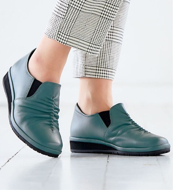 BELLUNA（ベルーナ）の「５Ｅ幅広牛革シャーリングシューズ（スリッポン）」｜詳細画像