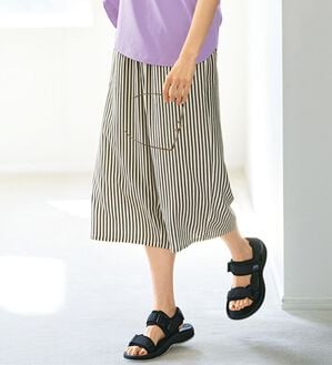 BELLUNA（ベルーナ）の「ひんやり！レーヨン素材楽ステテコ（ワイドパンツ・ガウチョ）」｜オフ白&times;黒ストライプ