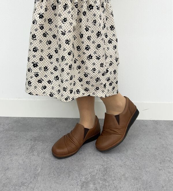 BELLUNA（ベルーナ）の「５Ｅ牛革切替ギャザースリッポン（スリッポン）」｜詳細画像