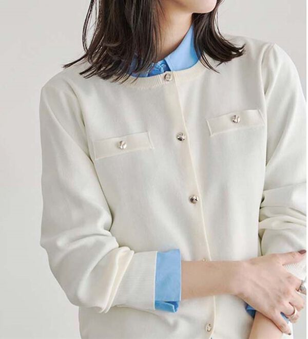 Pierrot（ピエロ）の「上品見えスポンジニットゴールドボタンカーディガン（ニットカーディガン）」｜詳細画像