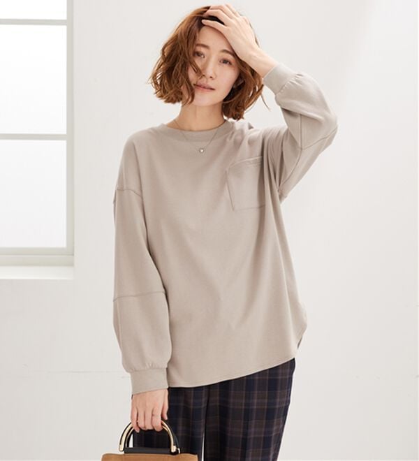 BELLUNA（ベルーナ）の「吸湿発熱ポンチ素材袖切替プルオーバー（カットソー）」｜グレージュ