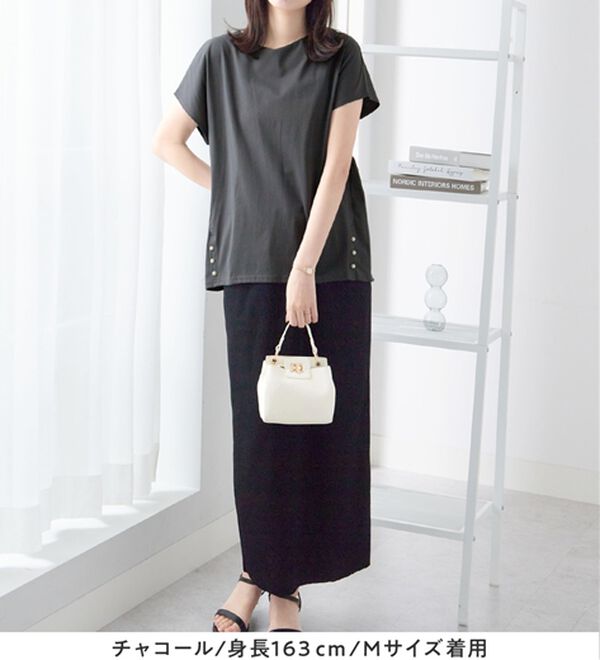 alotta（アロッタ）の「ひんやり裾パールデザインＴシャツ（カットソー）」｜詳細画像