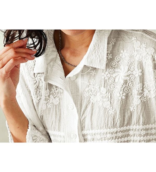 BELLUNA（ベルーナ）の「綿混ワッシャー素材パネル刺しゅうブラウス（ブラウス）」｜詳細画像