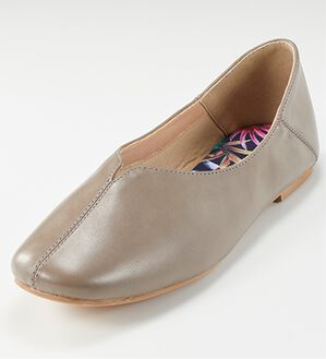 BELLUNA（ベルーナ）の「美ラインカッティングチラリ花柄パンプス（パンプス）」｜グレー