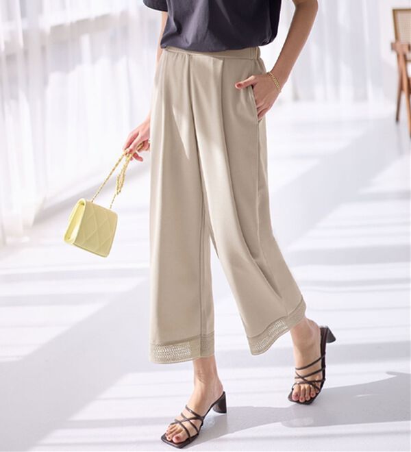 alotta（アロッタ）の「【４つの機能付】ひんやり裾レース楽ちんストレートパンツ（ワイドパンツ・ガウチョ）」｜グレージュ