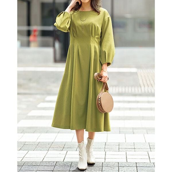 BELLUNA（ベルーナ）の「着心地らくらくウエストタック使いゆったりワンピース（その他ワンピース）」｜イエローグリーン