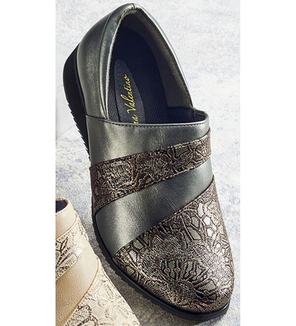 ルフラン（ルフラン）の「ほっそり見え！５Ｅ花柄型押しスリッポン（スリッポン）」｜ブロンズ