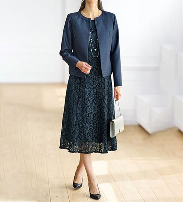 BELLUNA（ベルーナ）の「シャンタン素材ノーカラージャケットレースワンピースアンサンブル（ワンピースセットスーツ）」｜ネイビー