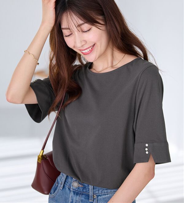 alotta（アロッタ）の「【選べる袖丈】柔らか綿混素材パール調ボタンＴシャツ（カットソー）」｜チャコール　半袖