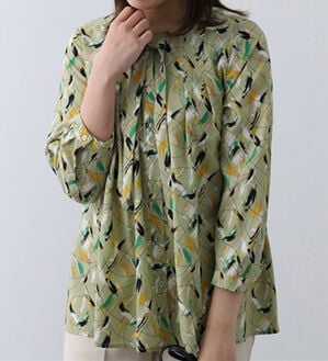 BELLUNA（ベルーナ）の「タック使いボウタイプリントブラウス（ブラウス）」｜ライトグリーン系