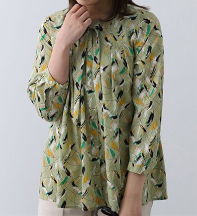 BELLUNA（ベルーナ）の「タック使いボウタイプリントブラウス（ブラウス）」