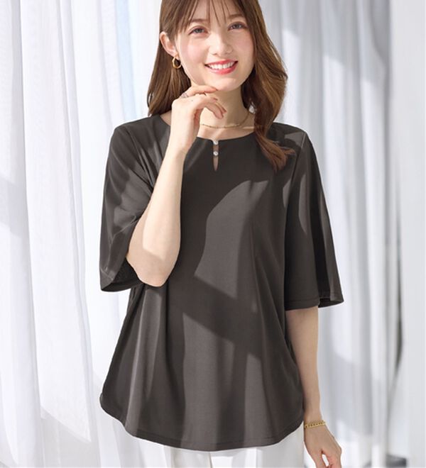 alotta（アロッタ）の「【接触冷感】パールデザイン５分袖Ｔシャツブラウス（ブラウス）」｜グレー