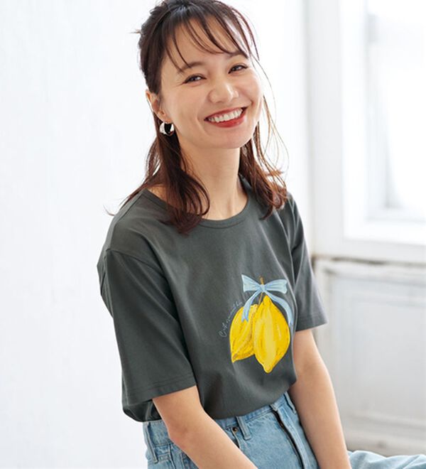 BELLUNA（ベルーナ）の「綿１００％プリントＴシャツ（Tシャツ）」｜チャコール・レモン