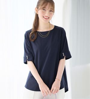 alotta（アロッタ）の「【選べる袖丈】柔らか綿混素材パール調ボタンＴシャツ（カットソー）」｜ネイビー　半袖